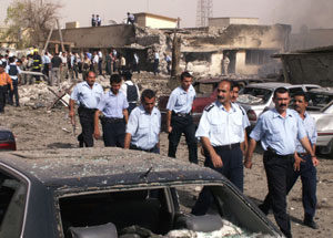 الشرطة العراقية تتفقد مكان الانفجارات في كركوك أمس (أ ب)