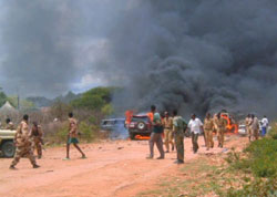 صوماليون في موقع انفجار السيارة المفخخة في بيداوة  أمس ( رويترز)