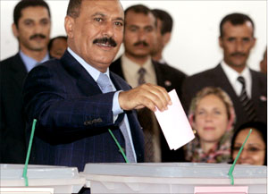 صالح يدلي بصوته في صنعاء أمس (رويترز)