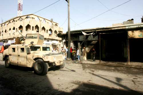 آلية أميركية في موقع أحد التفجيرات في بغداد أمس (أ ب)