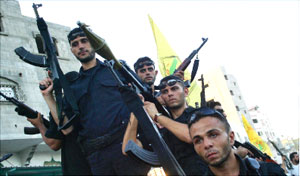 مسلحون من «كتائب الأقصى» التابعة لحركة فتح خلال احتجاج على الحكومة في مخيم جباليا في غزة أمس (أ ف ب)