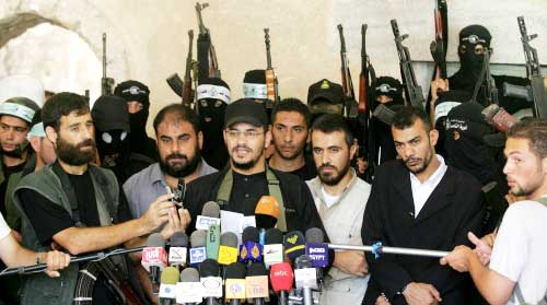 المتحدث باسم لجان المقاومة الشعبية خلال مؤتمر صحافي في غزة أمس (أ ف ب)