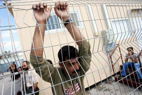 افراد من عائلة مسؤول في حماس أمام المحكمة الاسرائيلية في عوفر قرب رام الله في الضفة الغربية أمس(إي بي أي)