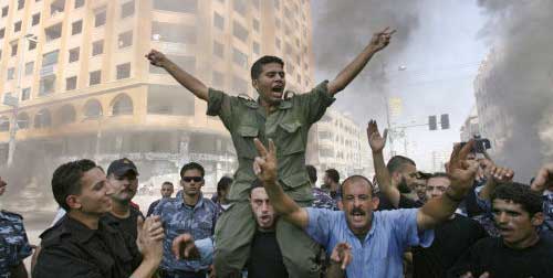 افراد في الاجهزة الأمنية الفلسطينية يتظاهرون مطالبين بدفع رواتبهم في غزة أمس (أ ف ب)