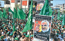آلاف من أنصار «حماس» خلال تظاهرة في غزة أمس (أ ب)