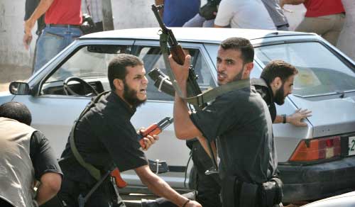 مسلحون من القوة التنفيذية خلال اشتباكات مع قوات الأمن في غزة أمس (أ ب)