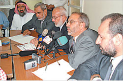 النواب الاسلاميون في الاردن خلال مؤتمر صحافي اول من امس (الجزيرة نت)