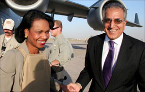 السفير الأميركي في العراق زلماي خليل زاد مستقبلا رايس في مطار بغداد أول من أمس (أي بي أ)