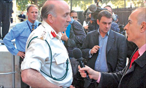 الجنرال دانات يتحدث الى الصحافيين في وزارة الدفاع البريطانية أمس (أي بي أي)