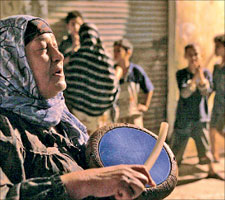 مسحراتية في أحد شوارع القاهرة (رويترز)