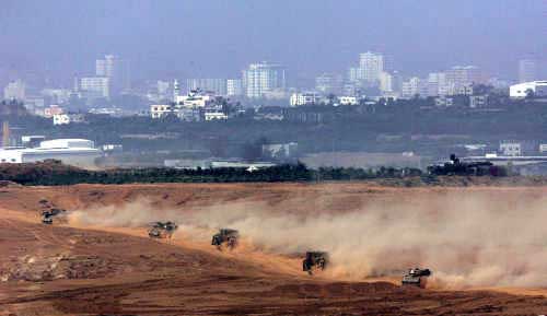 رتل من الدبابات الإسرائيلية يتوغل في قطاع غزة (أ ف ب)