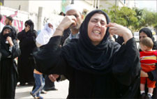 فلسطينية تنتحب خلال تشييع أحد شهداء غزة أمس (رويترز)
