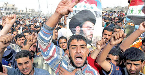 عراقيون مؤيدون لمقتدى الصدر يتظاهرون ضد حصار مدينة الصدر في بغداد امس (أي بي أي)