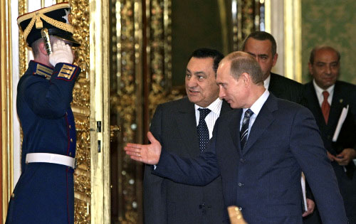 بوتين ومبارك خلال لقائهما في الكرملين أمس (أ ب)