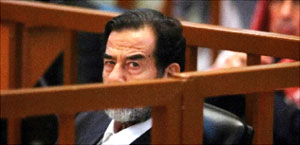 صدام خلال جلسة المحاكمة أمس (أ ف ب)