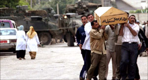 عراقيون يحملون نعش قريب لهم في بغداد أمس (أي بي أي)
