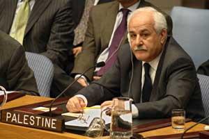 ممثل فلسطين في الأمم المتحدة رياض منصور خلال جلسة مجلس الأمن اول من امس (أ ب)