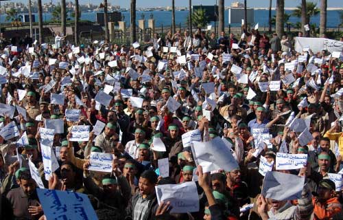 متظاهرون ضد العدوان في الاسكندرية (أ ب)