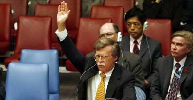 بولتون يصوّت ضد مشروع القرار العربي في مجلس الأمن أول من أمس (رويترز)
