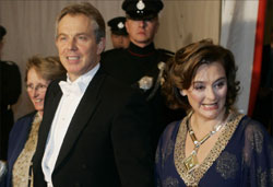 بلير وزوجته شيري خلال حفل في لندن أمس (أ ب)