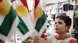 أعلام كردية في إحدى مكتبات أربيل في كردستان العراق (أ ف ب)