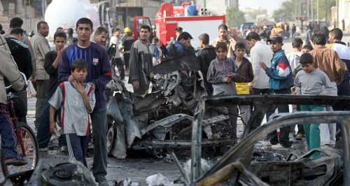 عراقيون يتجمعون في موقع انفجار سيارة مفخخة في بغداد أمس (أ ب)