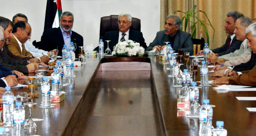 عباس وهنية خلال لقائهما ممثلي الفصائل الفلسطيني في غزة أول من أمس (أ ب)