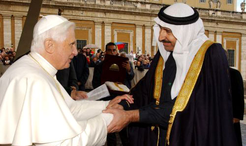 البابا بنديكتوس السادس عشر يستقبل الشيخ ابراهيم الدليمي، زعيم قبيلة عراقية سنية، في الفاتيكان أمس (رويترز)