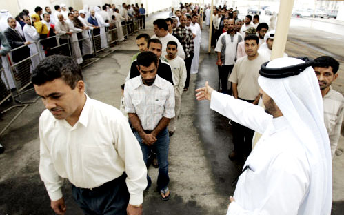 طوابير خارج أحد مراكز الاقتراع في المنامة أول من أمس