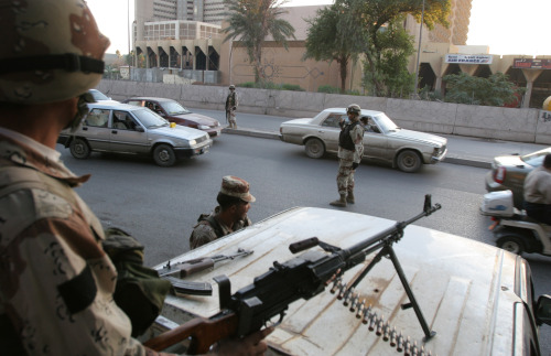 جنود عراقيون يقومون بدورية في أحد شوارع بغداد (أ ب)