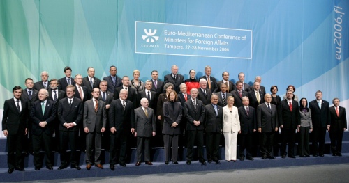 الوزراء المشاركون في اجتماع «يوروميد» خلال التقاطهم صورة تذكارية في تامبيري أمس (رويترز)