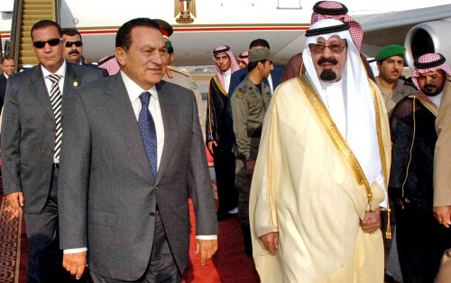 مبارك والملك عبد الله خلال لقائهما في أيلول الماضي في مطار جدة (أرشيف - أ ف ب)