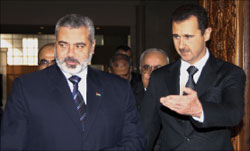 الأسد مستقبلاً هنية في دمشق أمس (أ ف ب)