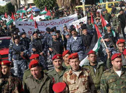 عناصر قوى الأمن يتظاهرون للمطالبة بأجورهم في الضفّة الغربية أول من أمس (أ ف ب)