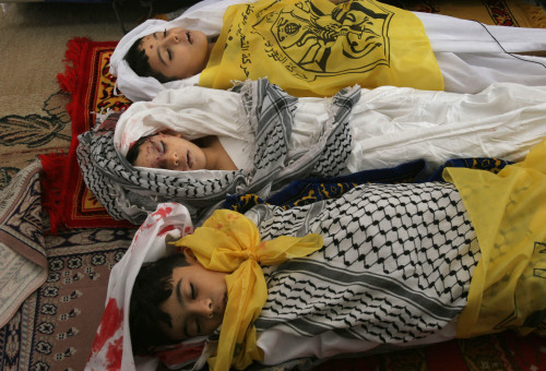 جثامين أطفال بهاء بلعوش أثناء تشييعهم في غزّة أمس (أ ب)