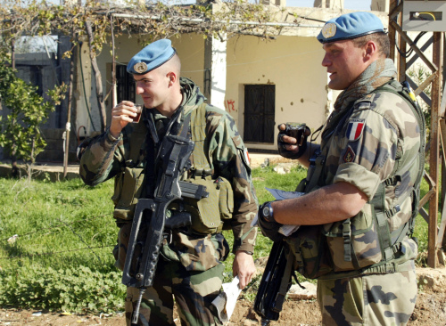 جنديان من اليونيفيل في قرية الغندورية (أرشيف - أ ف ب)