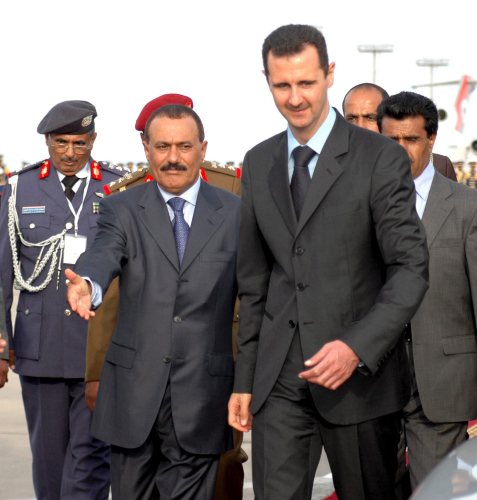 الرئيس اليمني علي عبدالله صالح مستقبلاً الأسد في مطار عدن أول من أمس (إي بي أي)