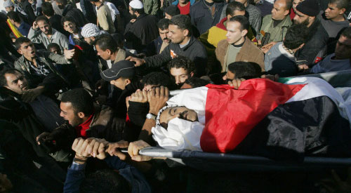 تشييع جثمان العقيد في جهاز الأمن الوطني الفلسطيني عدنان رحمي في غزّة أمس (أ ف ب)