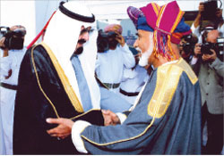 سطان عمان لدى استقباله الملك السعودي في مسقط أول من أمس (إي بي أ)