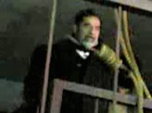 صدّام أثناء عمليّة إعدامه في بغداد السبت الماضي (رويترز)