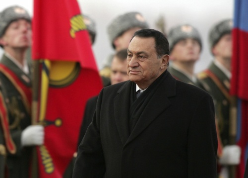 مبارك مستعرضاً حرس الشرف لدى وصوله الى مطار فنوكوف في موسكو (أرشيف - رويترز)
