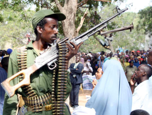 جندي إثيوبي مدجج بالسلاح في مدينة كيسمايو في الصومال أول من أمس (ا ب)
