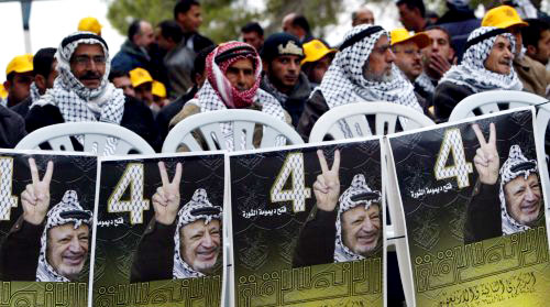 فلسطينيون يحتفلون بالذكرى الرابعة والأربعين لتأسيس “فتح” في جنين في الضفة الغربية أمس (اي بي ا)