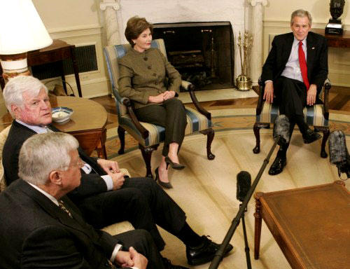 بوش خلال لقائه اعضاء في الكونغرس في البيت الابيض أمس (رويترز)