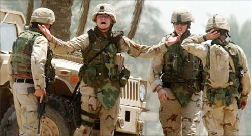 جنود اميركيون بعد مقتل زميل لهم في عملية في العراق (ارشيف)