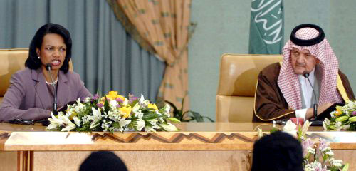 سعود الفيصل ورايس في مؤتمرهما الصحافي في الرياض أمس (إي بي أي)