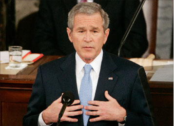 بوش أثناء إلقائه خطاب حال الاتحاد في واشنطن أوّل من أمس (رويترز)
