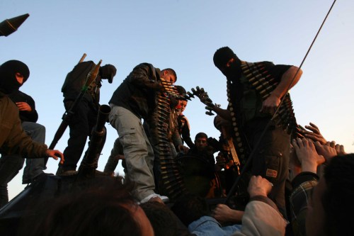 عناصر من «حماس» يستولون على آليّة عسكريّة للحرس الرئاسي في مخيّم النصيرات في غزّة أمس (أ ف ب)