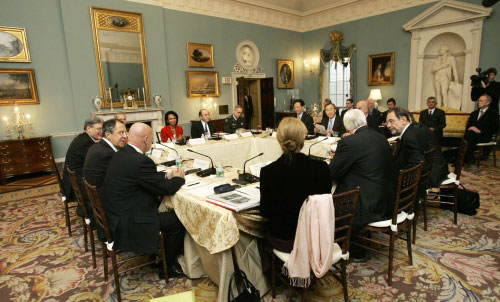 اللجنة الرباعيّة خلال اجتماعها في وزارة الخارجيّة الأميركيّة أمس (رويترز)
