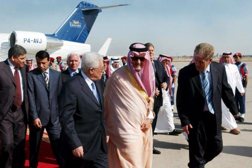 سعود الفيصل يستقبل عبّاس في مطار جدّة أمس (إي بي أي)